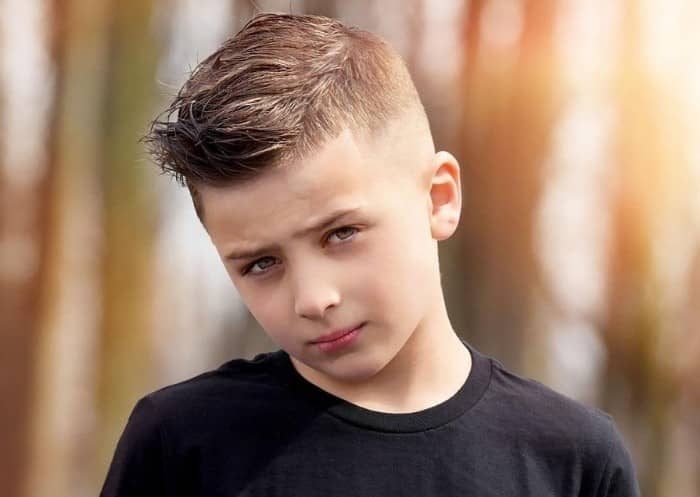 Stilvoller Haarschnitt mit rasierten Seiten für Jungs