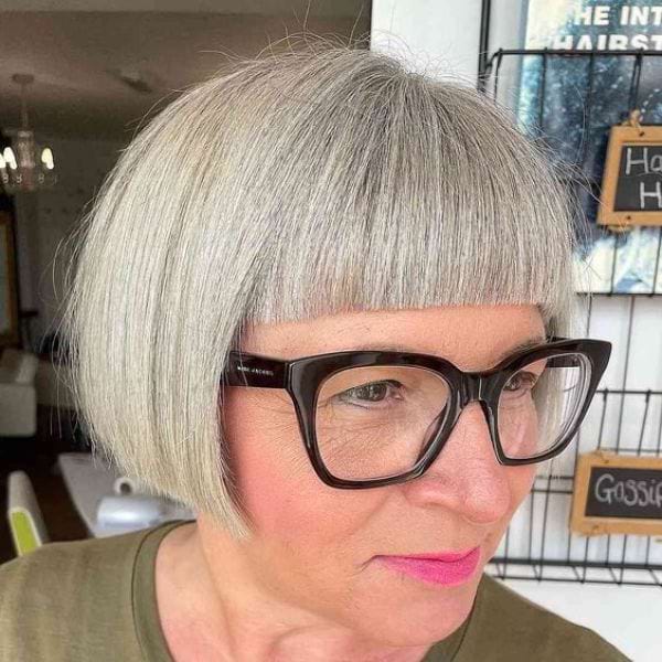 Bob-Frisur fuer Frauen ab 50 mit Brille