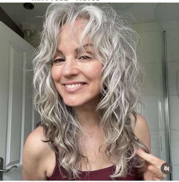 Frisuren fuer graue Haaren ab 60 - Lange Haare mit Curtain Bangs