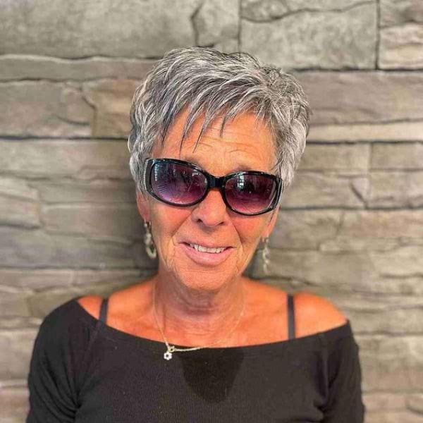 Kurzhaarfrisuren für Frauen ab 70 mit grauen Haaren – Pixie-Bob mit Brille