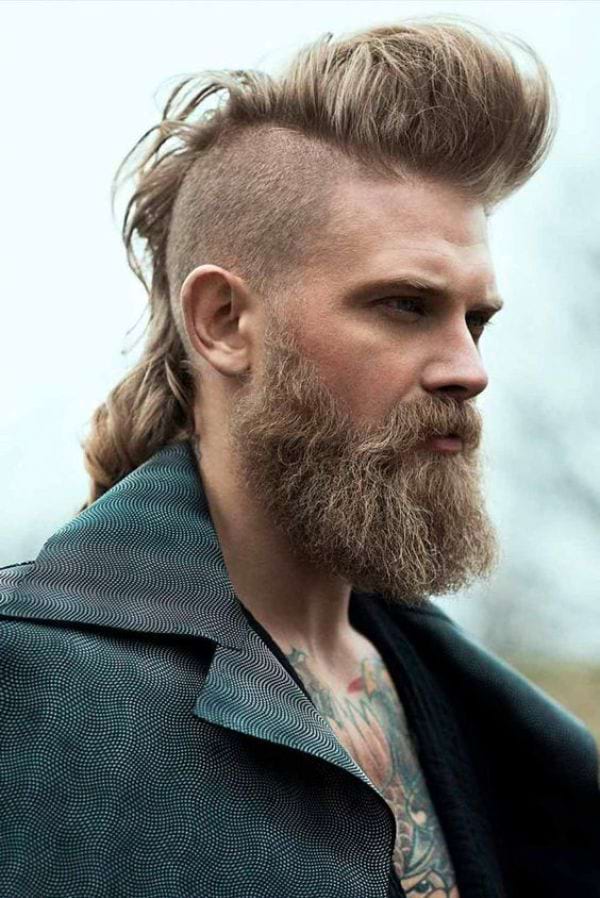 Mohikaner-Haarschnitt mit Bart