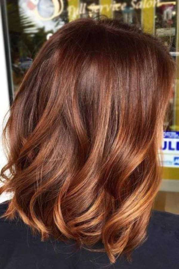 Rotbraune Haare mit Honig-Farbschattierung
