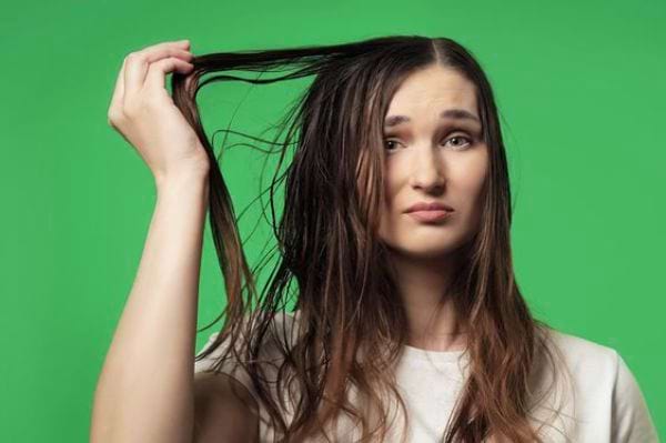 Fettige Haare: Ursachen und Tipps